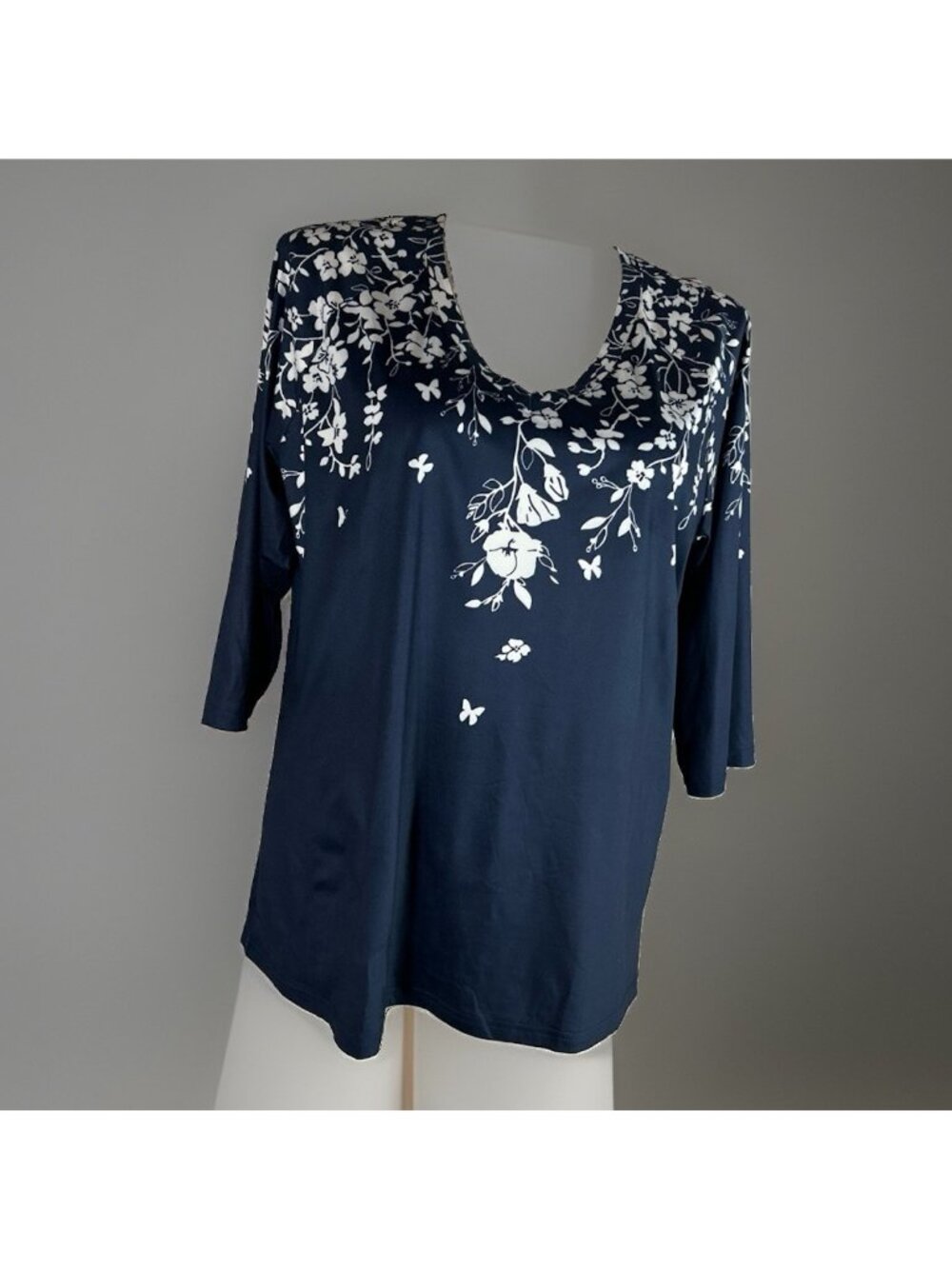 Zeagoo Ladies Navy w/White floral 3/4 Sleeve Top Women’s size 2XL V Neck